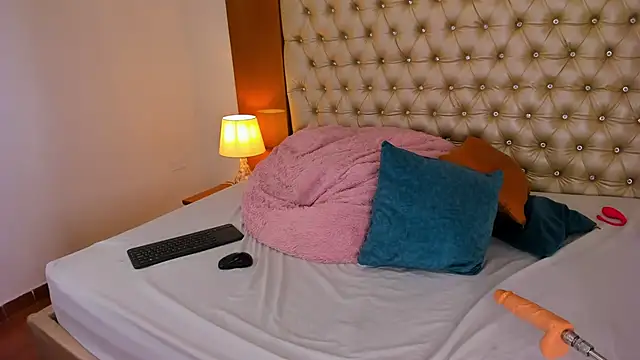 IsabellaaLux  online show from April 2, 8:28 pm