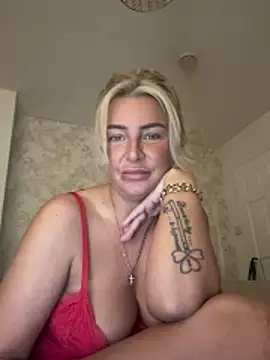 Snapshot of Gypsyrose_x1 chatting on February 24, 9:24 pm Gypsyrose x1 online show from February 24, 9:24 pm