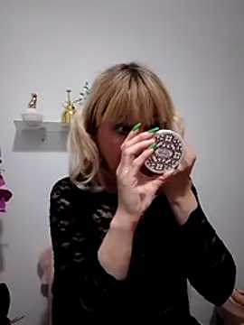 -Nefertiti- online show from March 7, 8:06 pm