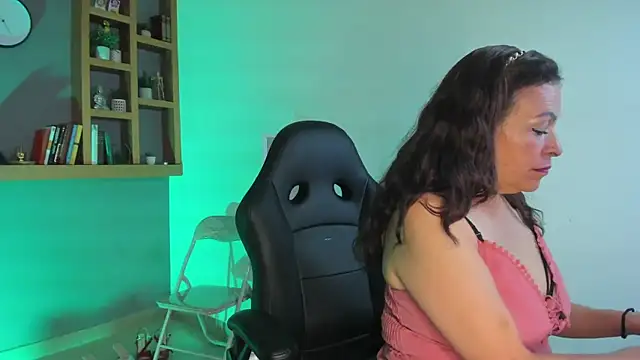 Ivonne 4 online show from July 1, 1:34 pm