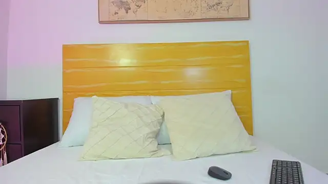 mia watsonn  online show from April 12, 3:00 am