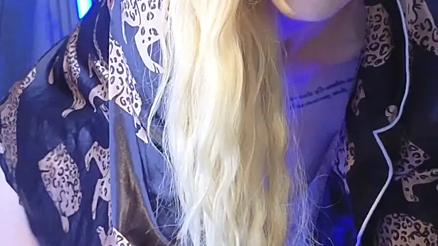 Snapshot of KarmaArms chatting on July 12, 7:27 pm KarmaArms online show from July 12, 7:27 pm