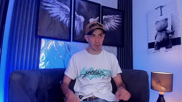 Snapshot of Milanwhite_ chatting on February 23, 11:40 am Milanwhite online show from February 23, 11:40 am