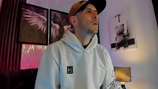 Snapshot of Milanwhite_ chatting on February 25, 11:31 am Milanwhite online show from February 25, 11:31 am