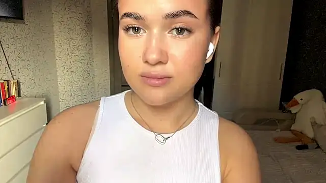 JoycelynUrion online show from April 17, 9:56 am