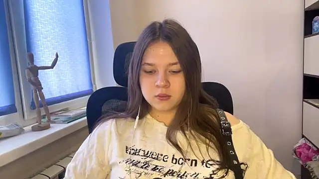 TomikoPfau online show from March 1, 7:54 am