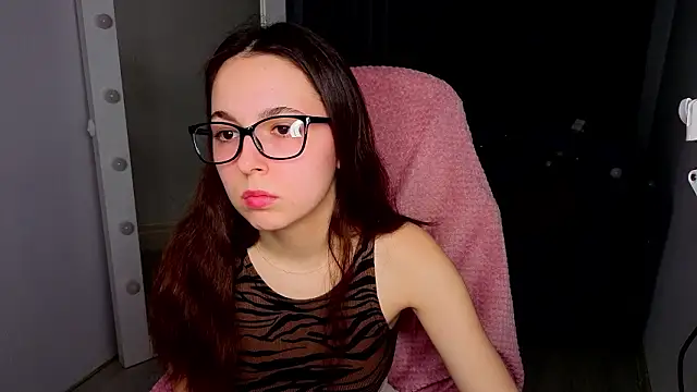 Snapshot of BellaThery chatting on February 24, 5:05 am BellaThery online show from February 24, 5:05 am