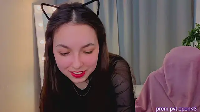 Snapshot of BellaThery chatting on March 3, 9:26 am BellaThery online show from March 3, 9:26 am