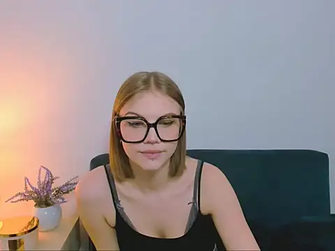 StormiSmooth online show from April 6, 1:12 pm