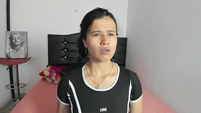 LatinaQueen23 online show from April 15, 3:30 pm