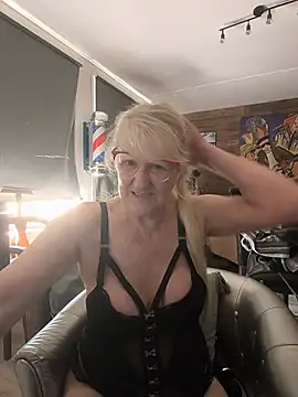 Heidiblueeyes online show from June 25, 8:41 am