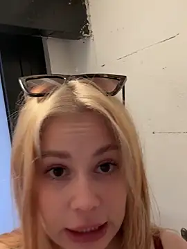 Dipamelly online show from May 28, 1:41 pm