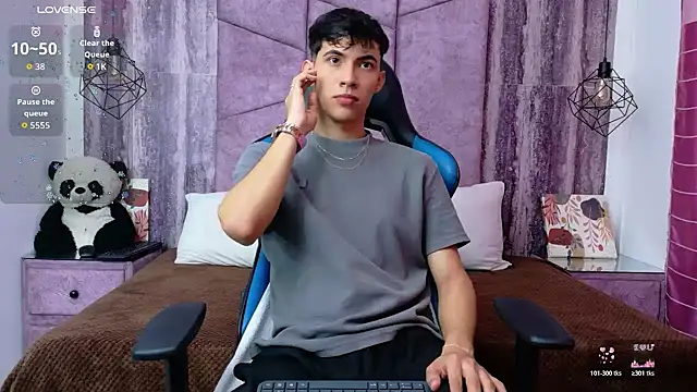 Snapshot of AronTawers chatting on June 11, 5:55 pm AronTawers online show from June 11, 5:55 pm