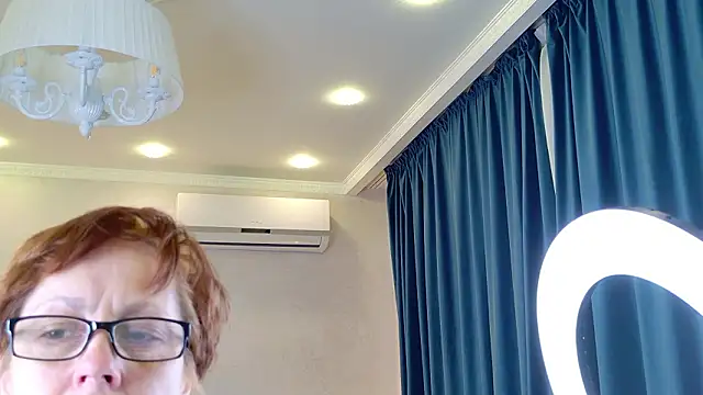 Snapshot of LioraWeiss chatting on March 1, 6:59 am LioraWeiss online show from March 1, 6:59 am