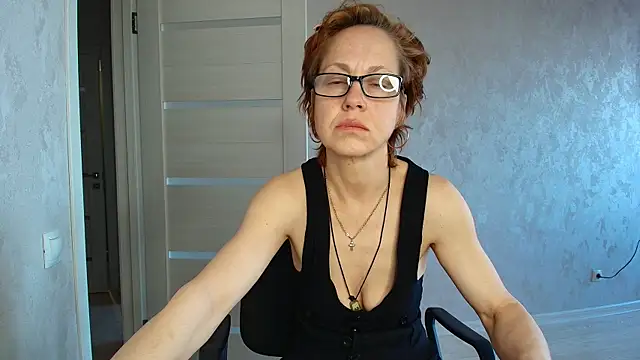 LioraWeiss online show from April 17, 2:09 pm