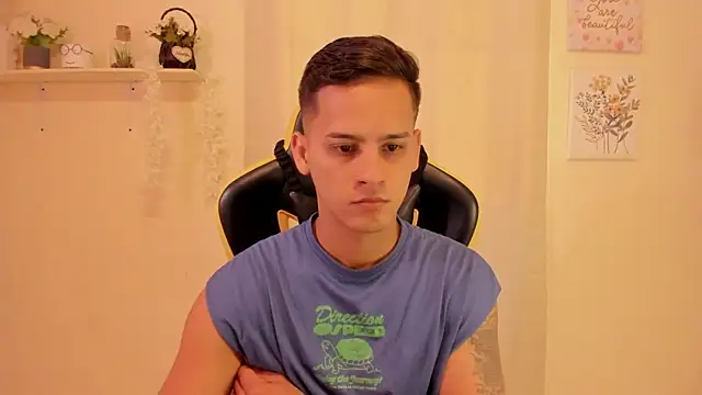 Snapshot of sexy_andres01 chatting on February 24, 1:53 pm sexy andres01 online show from February 24, 1:53 pm