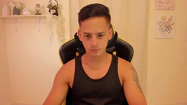 Snapshot of sexy_andres01 chatting on March 1, 1:35 pm sexy andres01 online show from March 1, 1:35 pm