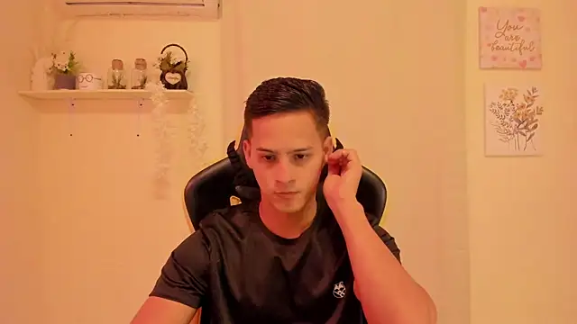 Snapshot of sexy_andres01 chatting on March 15, 12:16 am sexy andres01 online show from March 15, 12:16 am