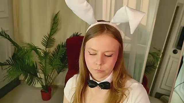 Sophie Peach  online show from April 7, 2:17 pm