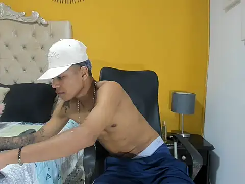 Snapshot of emanuel_23cm chatting on March 4, 1:22 am emanuel 23cm online show from March 4, 1:22 am