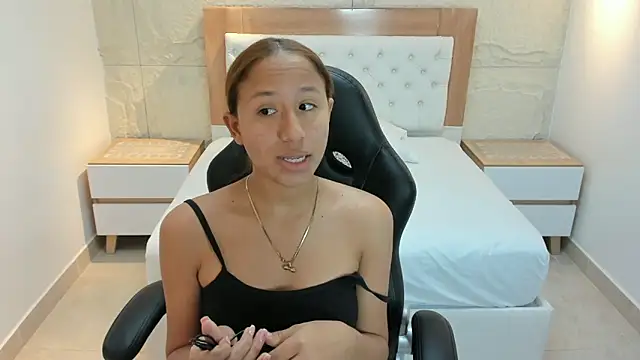 LESLYSIMPSON online show from April 18, 7:18 pm