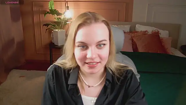 Glow Margo online show from April 18, 1:09 am