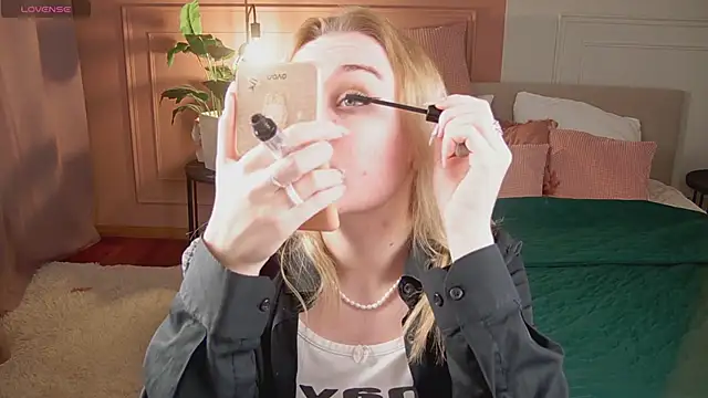 Glow Margo online show from April 19, 1:05 am