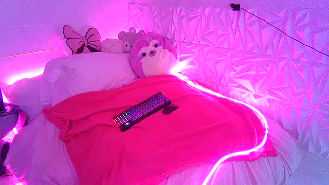 Snapshot of Moongirl117 chatting on February 28, 4:41 pm Moongirl117 online show from February 28, 4:41 pm