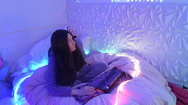 Snapshot of Moongirl117 chatting on March 3, 5:24 am Moongirl117 online show from March 3, 5:24 am