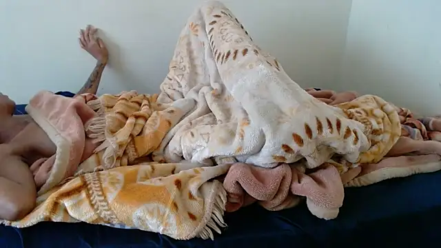 Freakycandy02 online show from April 18, 8:07 am