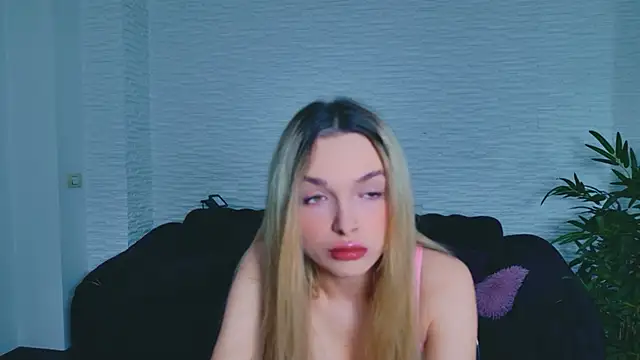 LannaSkyy online show from April 14, 7:20 pm