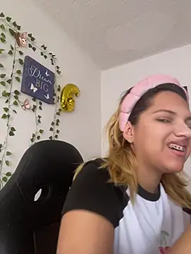 aurora bela online show from April 14, 1:50 pm