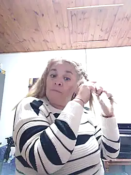 momismilf544 online show from May 22, 11:32 pm