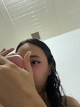 Snapshot of Aliciaa-petite chatting on May 14, 10:33 am Aliciaa-petite online show from May 14, 10:33 am