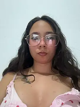 Snapshot of Aliciaa-petite chatting on July 21, 3:20 am Aliciaa-petite online show from July 21, 3:20 am