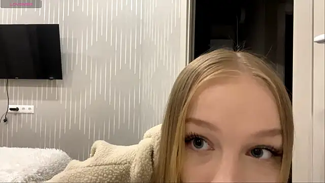 Anika Socutehe online show from May 25, 10:05 pm
