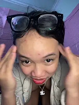 Snapshot of Leeeeiu chatting on March 4, 12:44 pm Leeeeiu online show from March 4, 12:44 pm