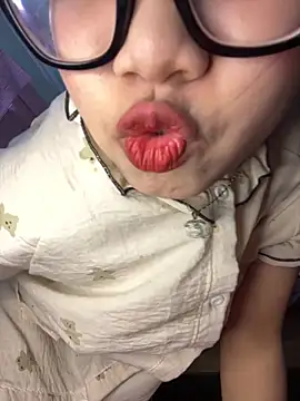 Leeeeiu online show from April 19, 3:22 pm