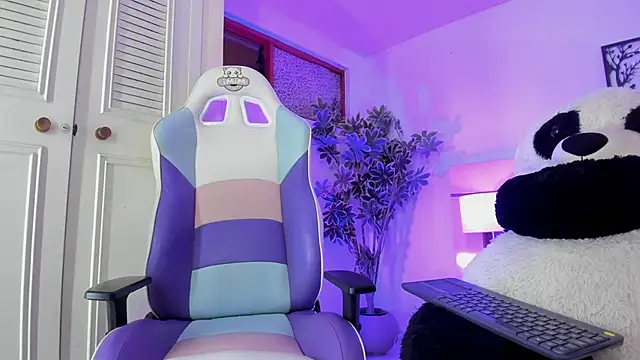 Snapshot of the_villain chatting on March 2, 4:03 pm the villain online show from March 2, 4:03 pm