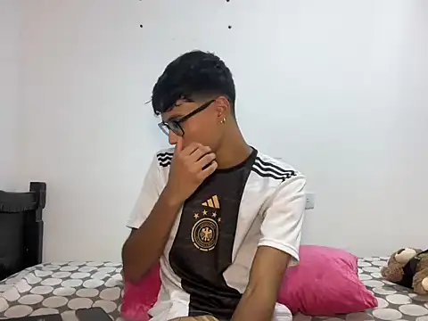 Snapshot of DeividBigCock23 chatting on March 26, 6:35 pm DeividBigCock23 online show from March 26, 6:35 pm