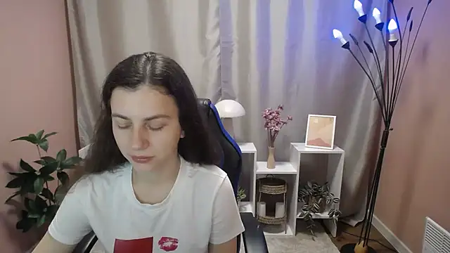MistyBree online show from June 4, 8:09 am