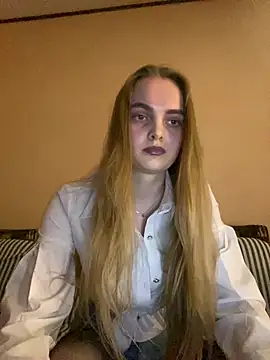 Snapshot of LunaVey chatting on March 29, 5:02 pm LunaVey online show from March 29, 5:02 pm