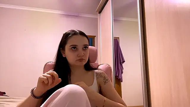 Snapshot of TrulaPhay chatting on March 4, 2:12 pm TrulaPhay online show from March 4, 2:12 pm