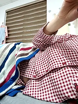 Snapshot of Suka-mon chatting on April 5, 9:39 am Suka-mon online show from April 5, 9:39 am