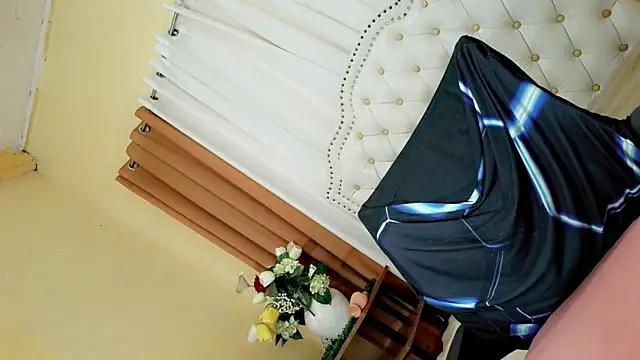 Snapshot of Seductive_sophie chatting on May 1, 1:32 am Seductive sophie online show from May 1, 1:32 am
