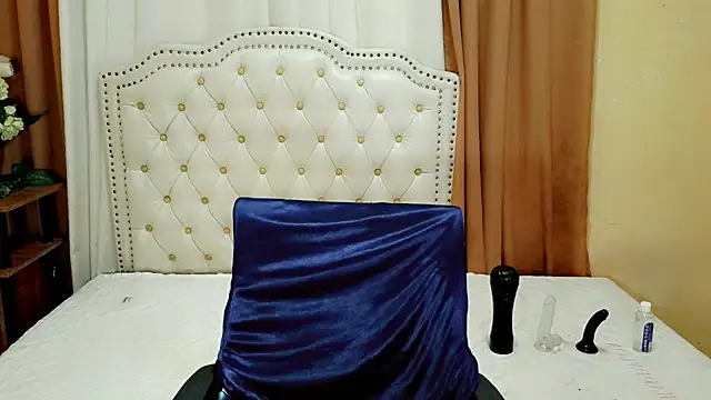 Seductive sophie online show from June 27, 4:17 am