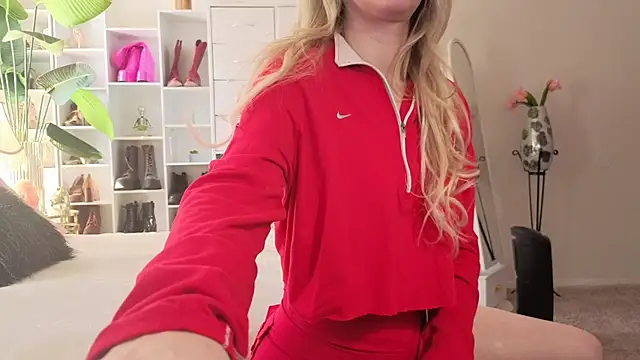 Snapshot of polly_peach chatting on March 4, 3:29 pm polly peach online show from March 4, 3:29 pm