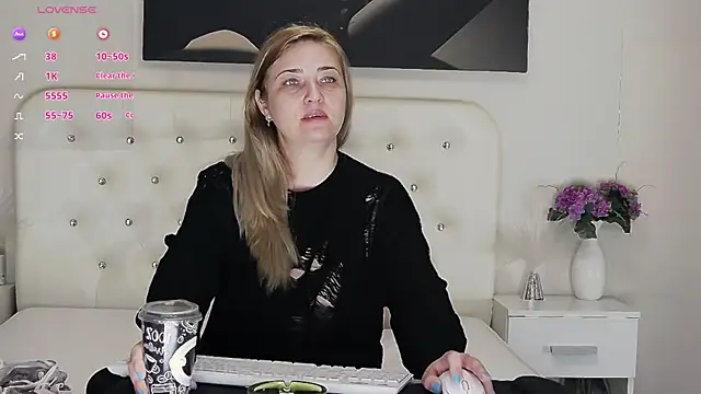 MellanieBliss online show from April 23, 4:35 am