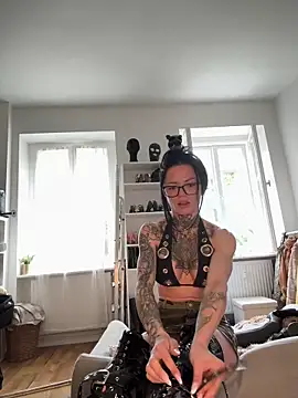 SkinnyLilly online show from June 4, 9:59 am