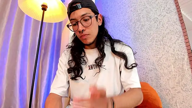 Snapshot of Enzo_rey chatting on March 3, 9:21 pm Enzo rey online show from March 3, 9:21 pm